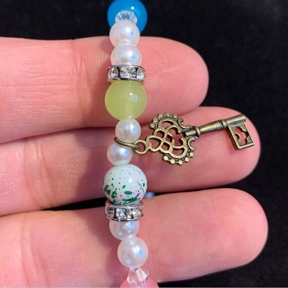 Handmade steetch beaded bracelet pearl key charm - Picture 1 of 2
